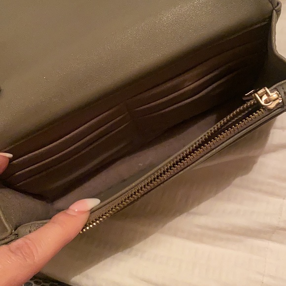 BCBG Paris crossbody bag - Picture 3 of 4
